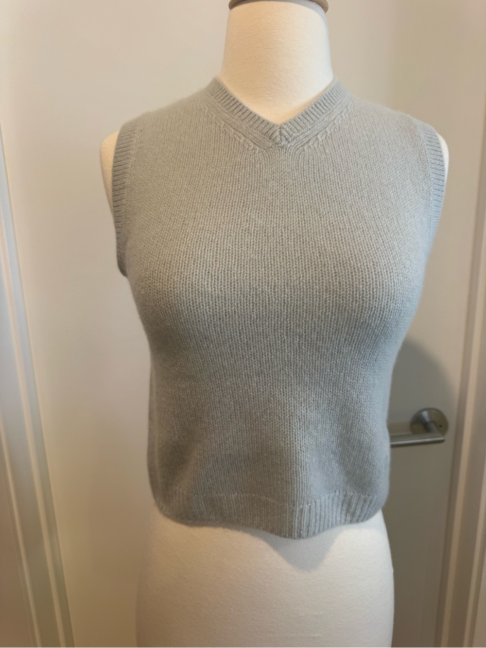 Doen Light Gray Sleeveless V-Neck Cashmere Blend Sweater Vest